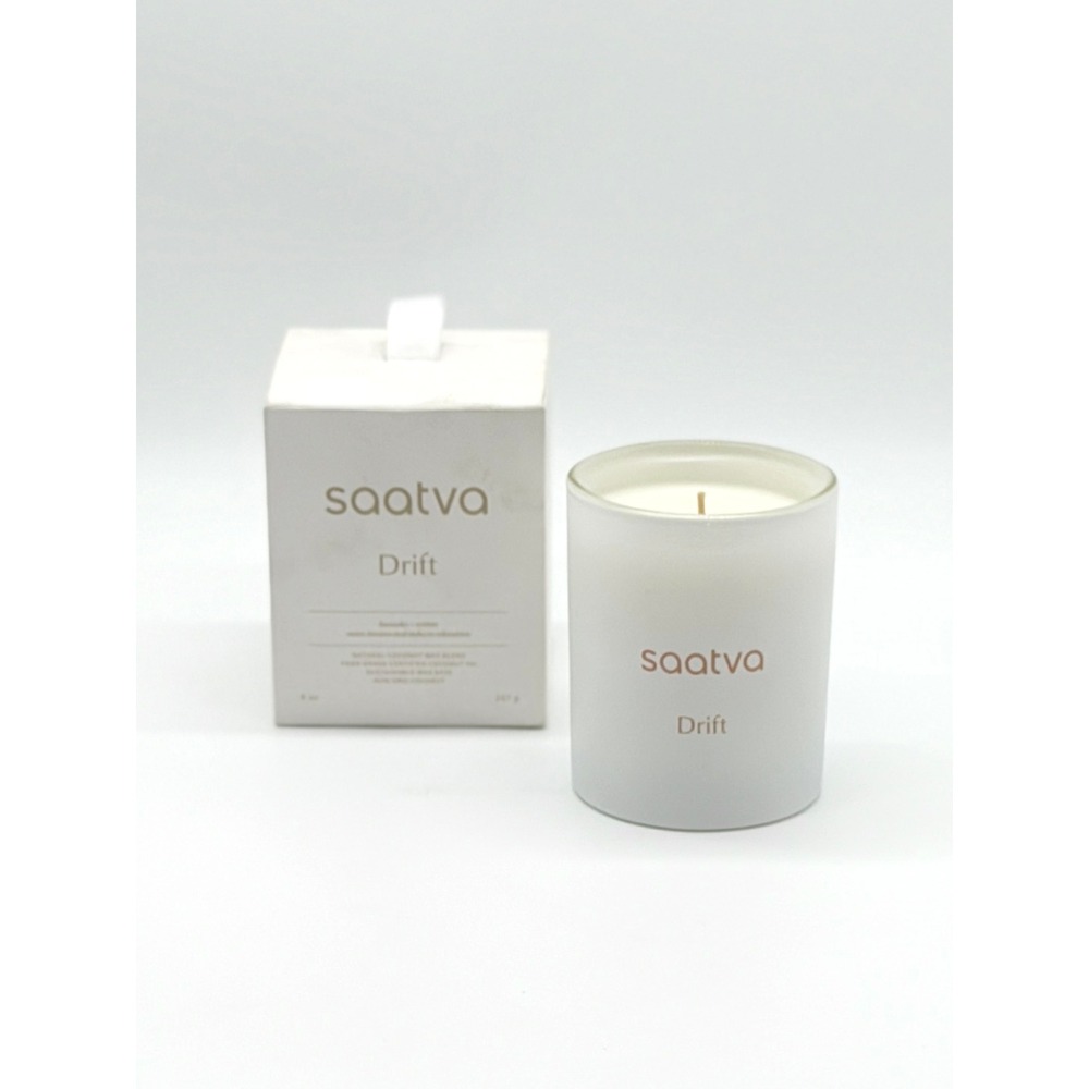 Saatva Scented Candle 8oz White Drift Lavender Vetiver Aromatherapy Relaxing NEW - Picture 2 of 8